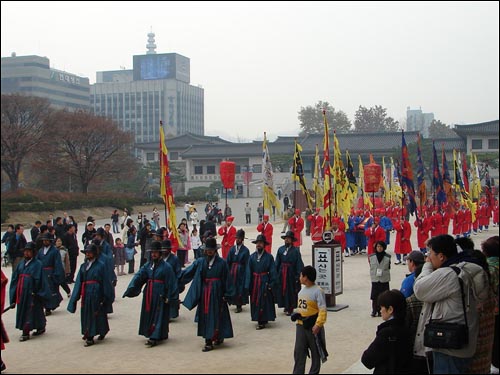 경복궁에서의 행차를 마친 행렬은 이제 창덕궁으로 향합니다. 